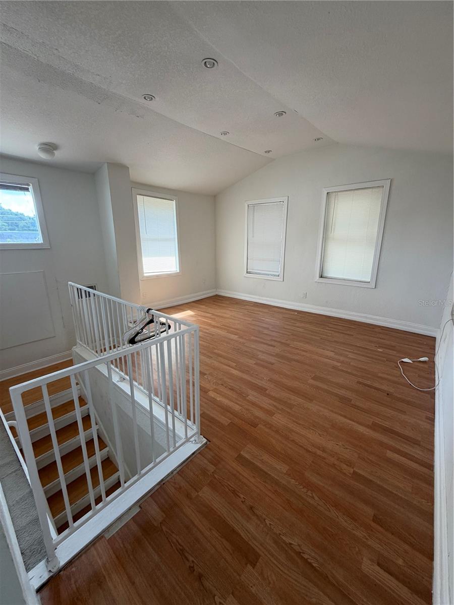 511 E HUGH ST — photo 8