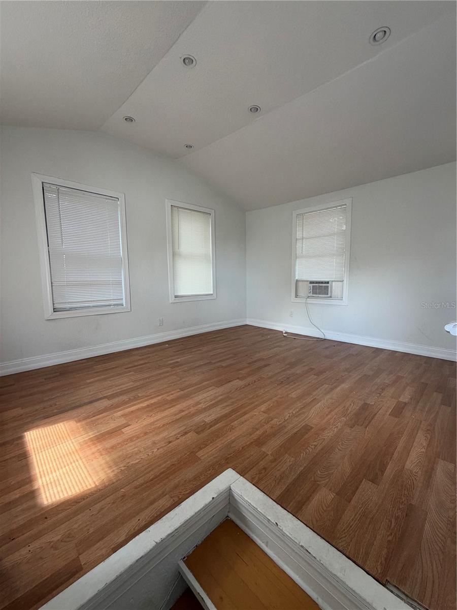 511 E HUGH ST — photo 7