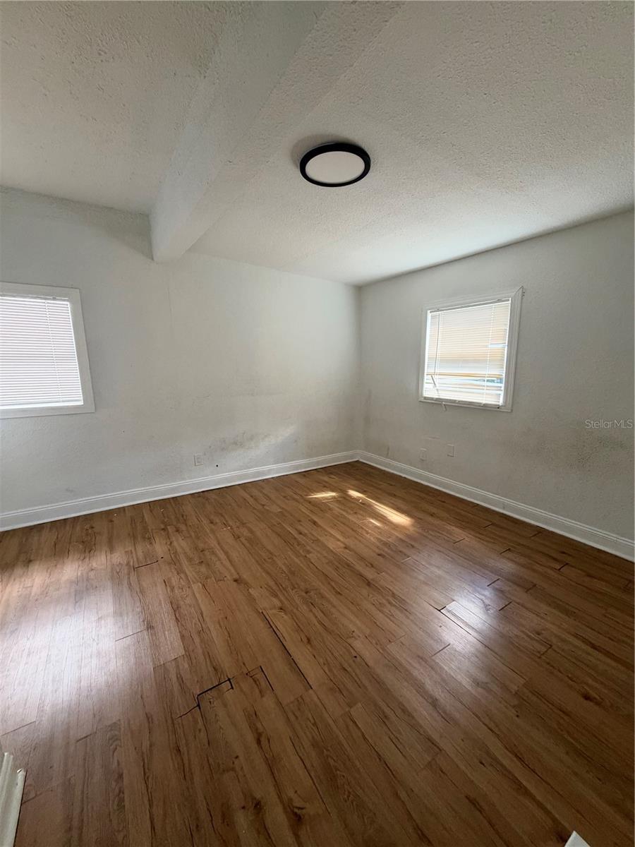 511 E HUGH ST — photo 5