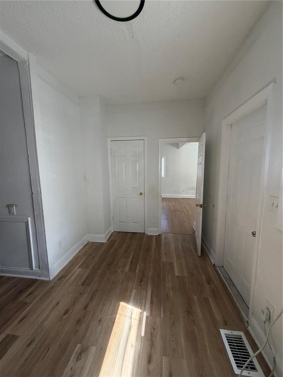 511 E HUGH ST — photo 11