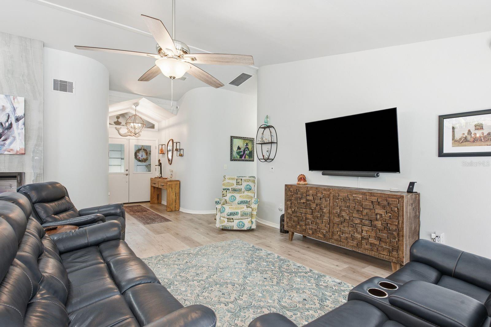 726 CRYSTAL DR — photo 11