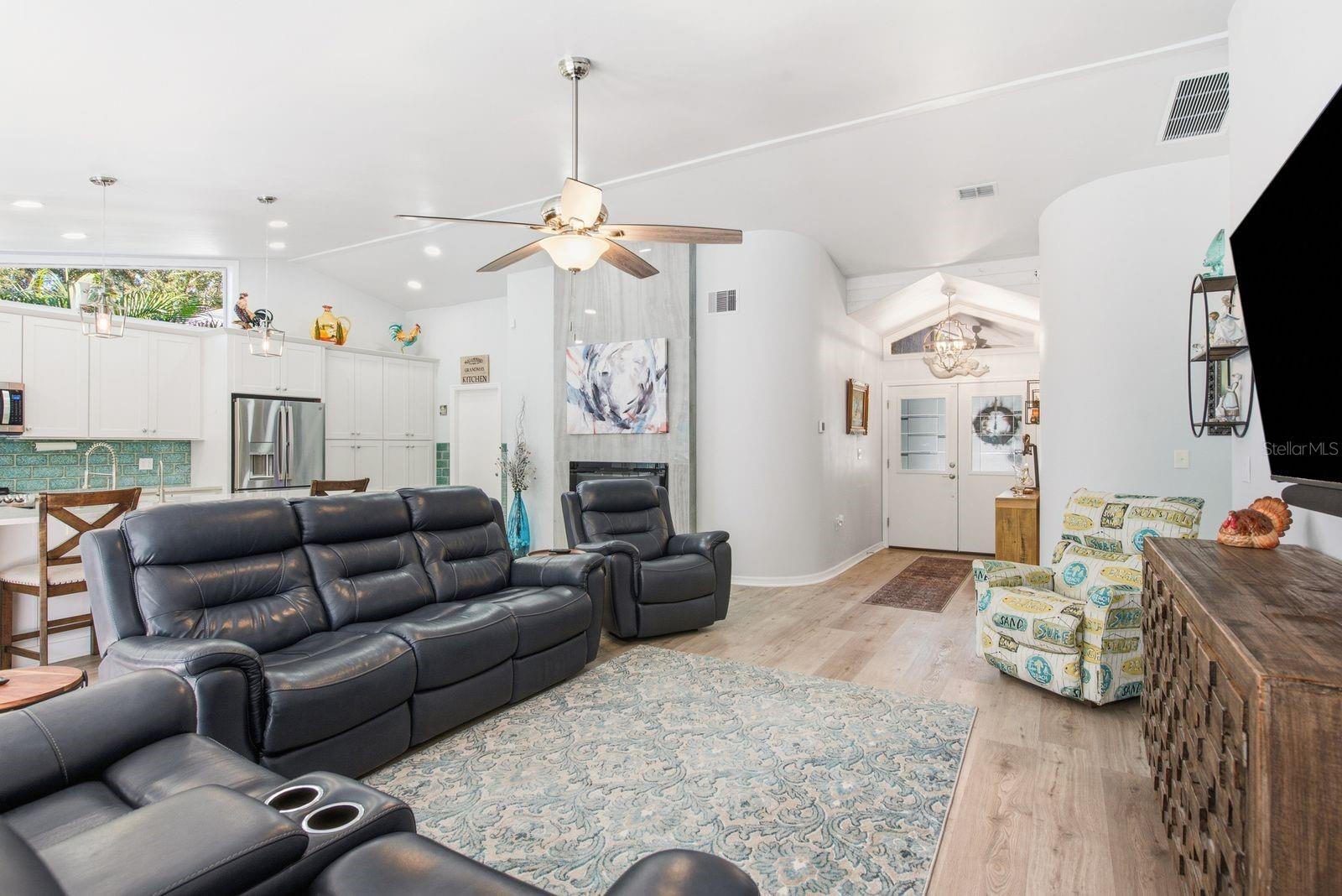 726 CRYSTAL DR — photo 12