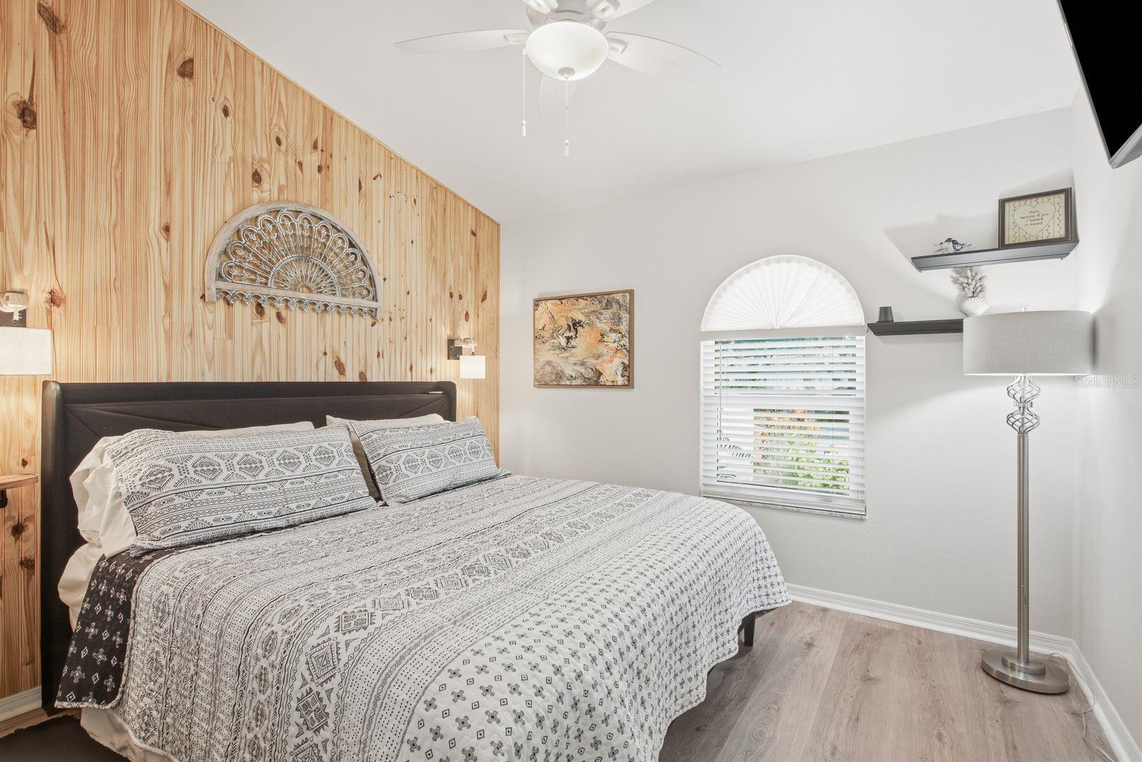 726 CRYSTAL DR — photo 27
