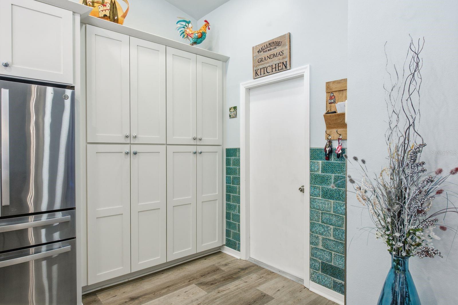 726 CRYSTAL DR — photo 17