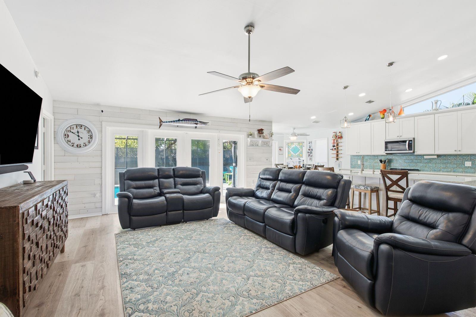 726 CRYSTAL DR — photo 9