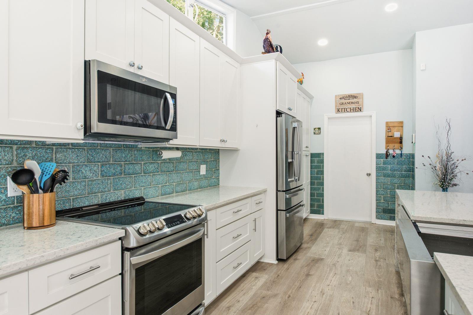 726 CRYSTAL DR — photo 16