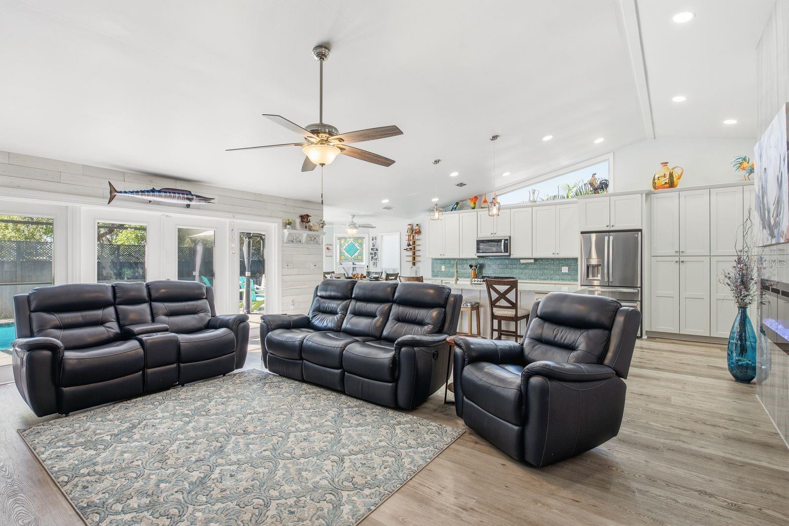 726 CRYSTAL DR — photo 10