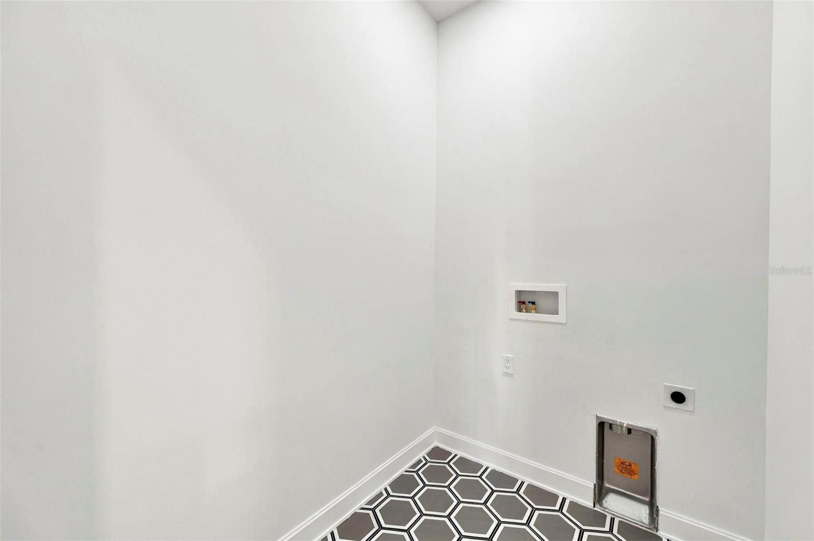 460 GILMAN PL N — photo 43