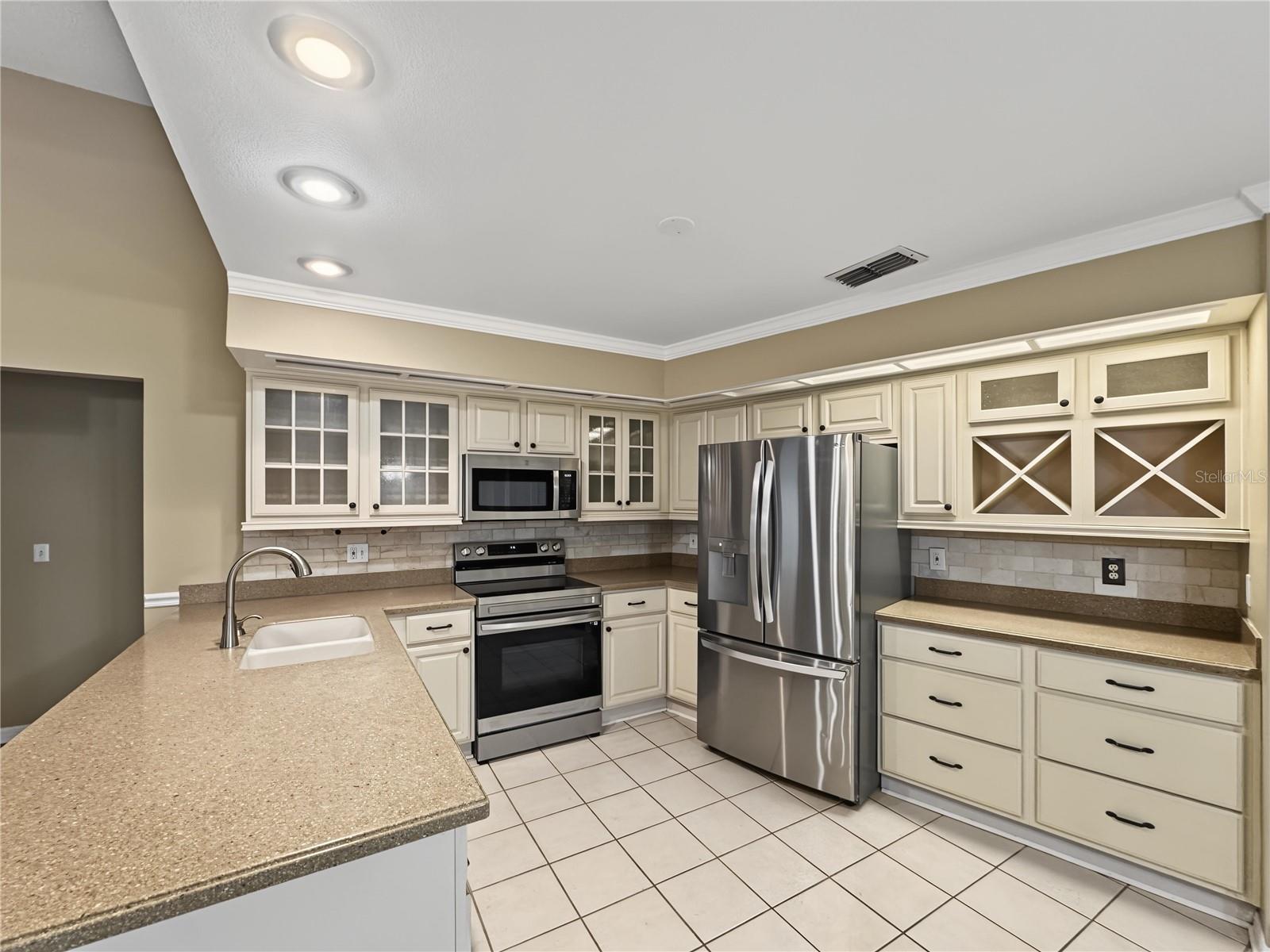 2510 BRIMHOLLOW DR — photo 3