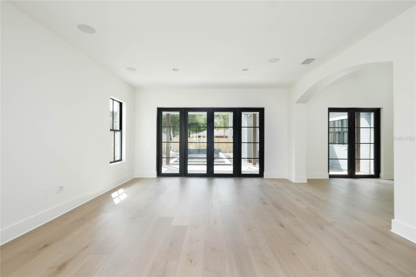 805 W INDIANA AVE — photo 14