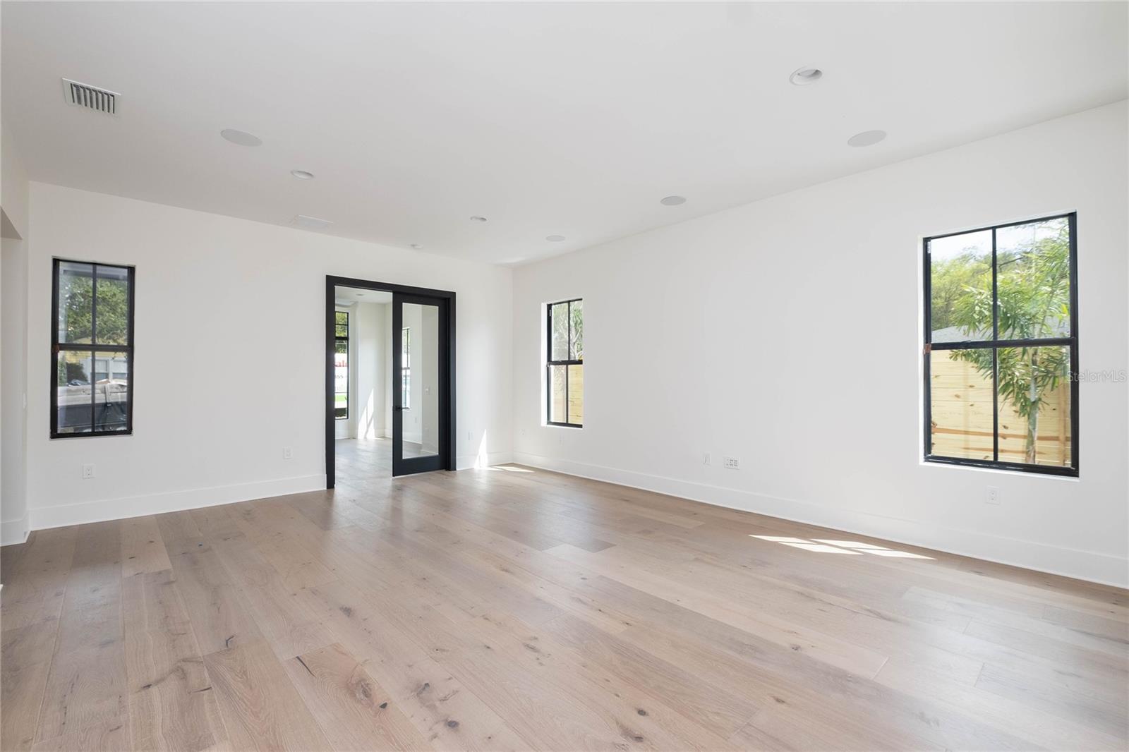 805 W INDIANA AVE — photo 13