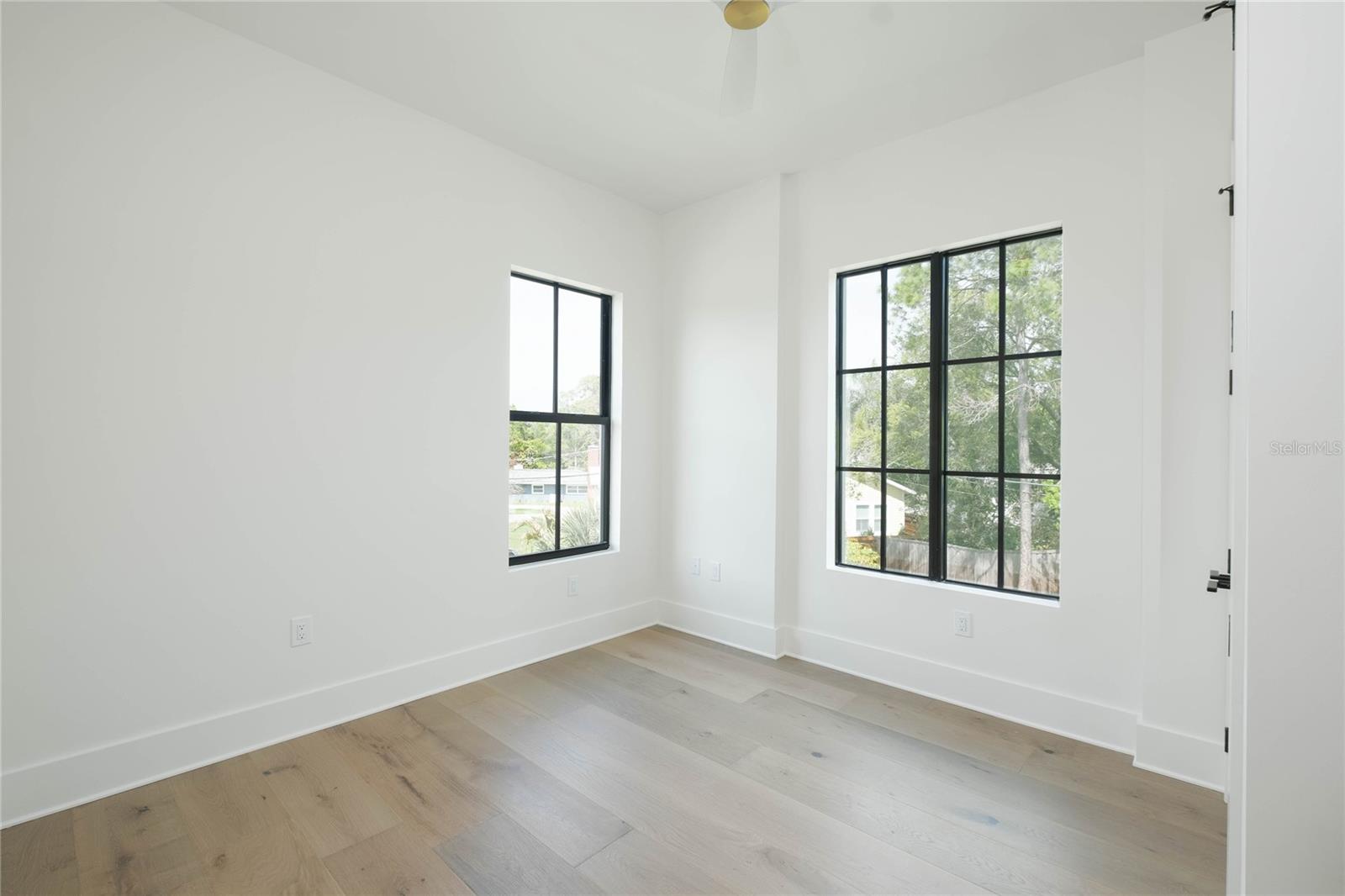 805 W INDIANA AVE — photo 23