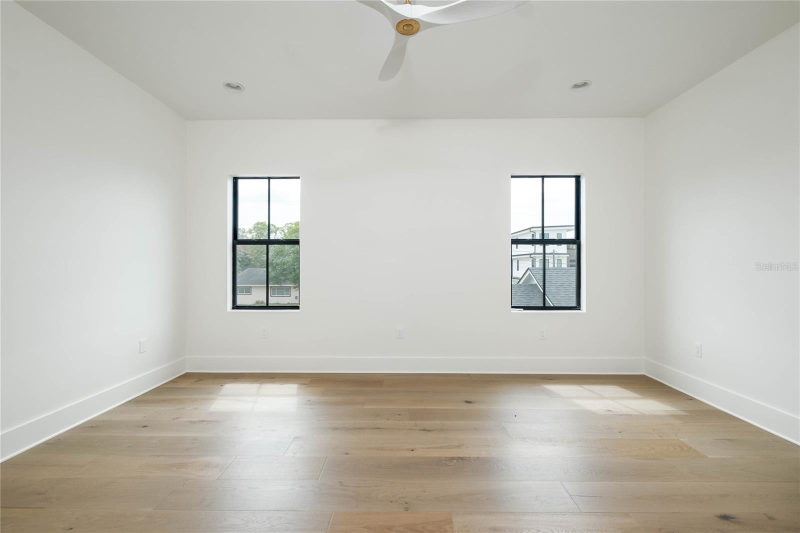 805 W INDIANA AVE — photo 28