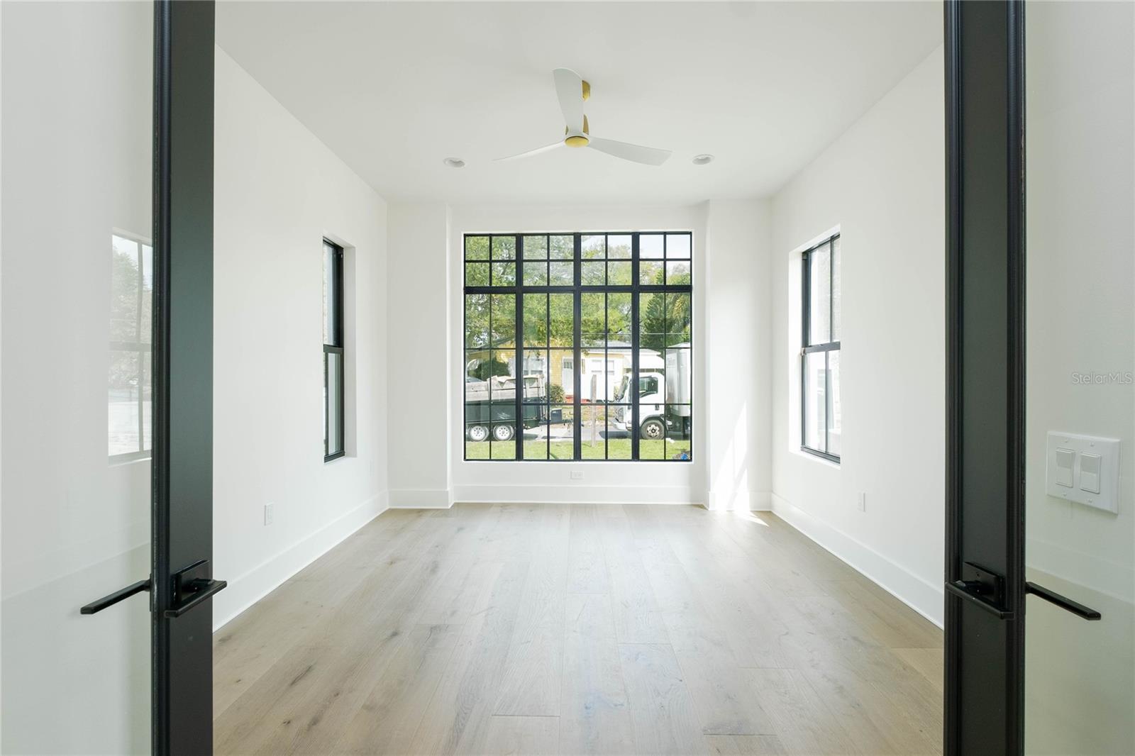 805 W INDIANA AVE — photo 26