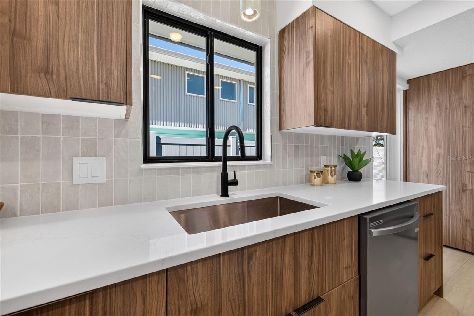 2015 DOLPHIN BLVD S — photo 21