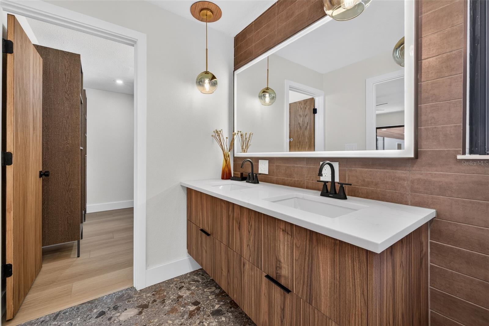 2015 DOLPHIN BLVD S — photo 32