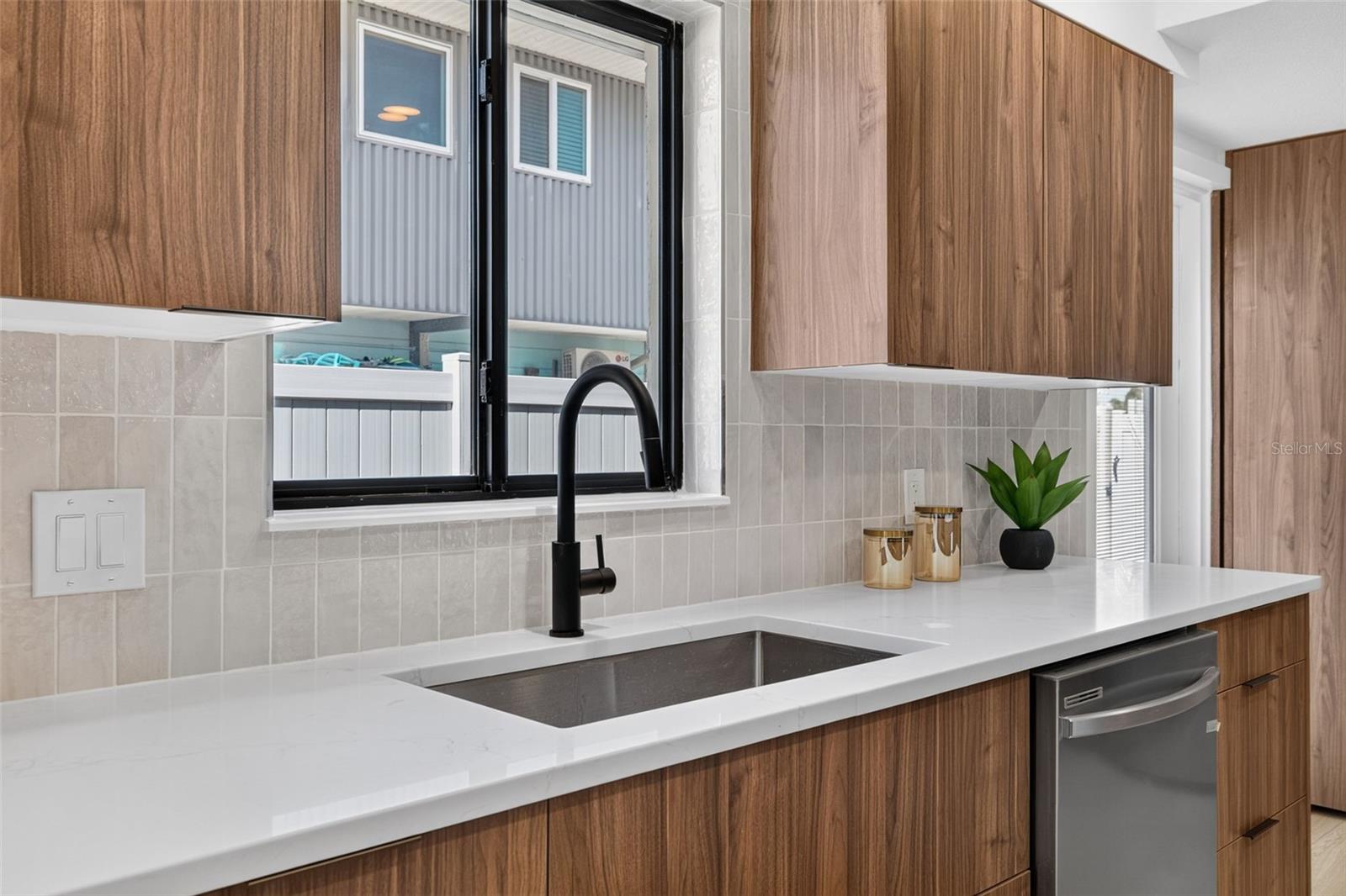 2015 DOLPHIN BLVD S — photo 22