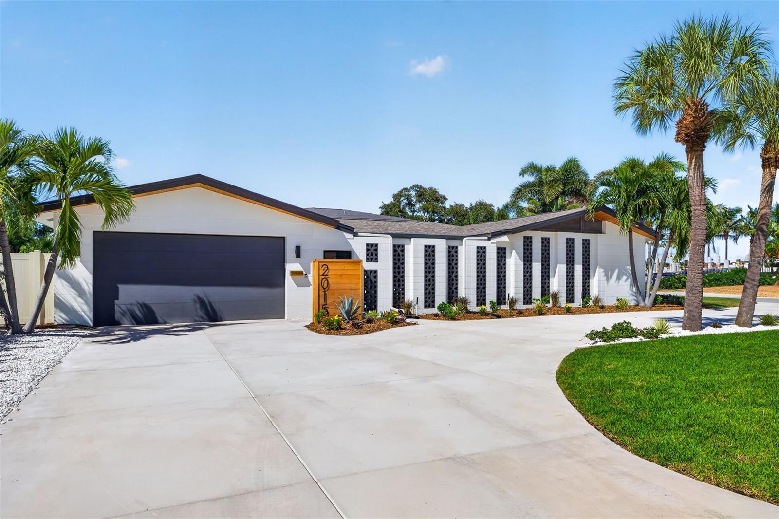 2015 DOLPHIN BLVD S — photo 2