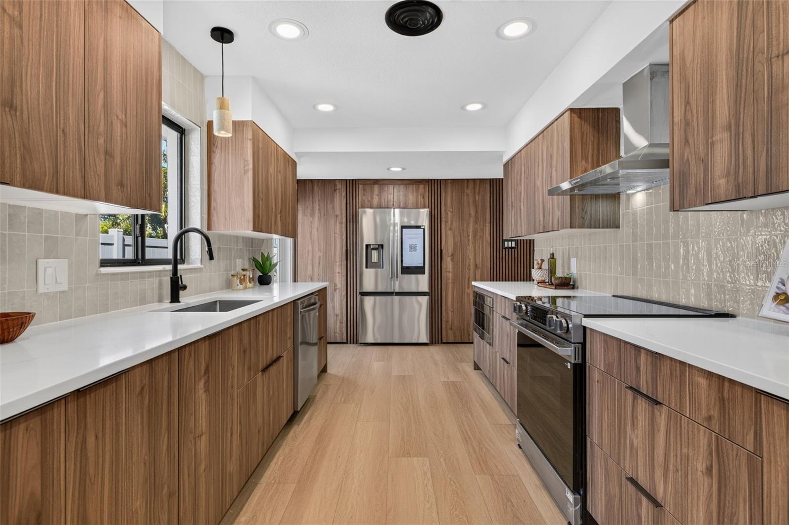 2015 DOLPHIN BLVD S — photo 8