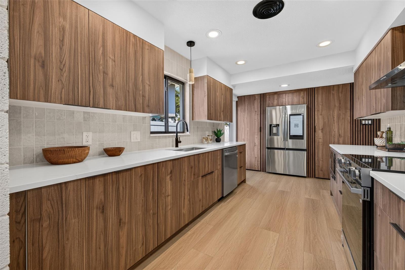2015 DOLPHIN BLVD S — photo 17