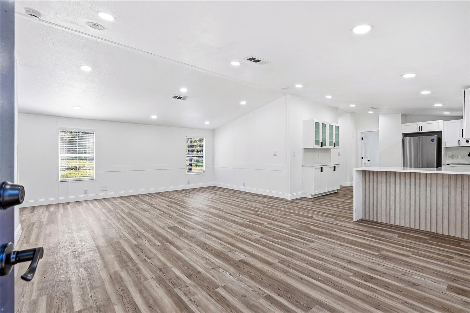 18200 NORMANDEAU ST — photo 10