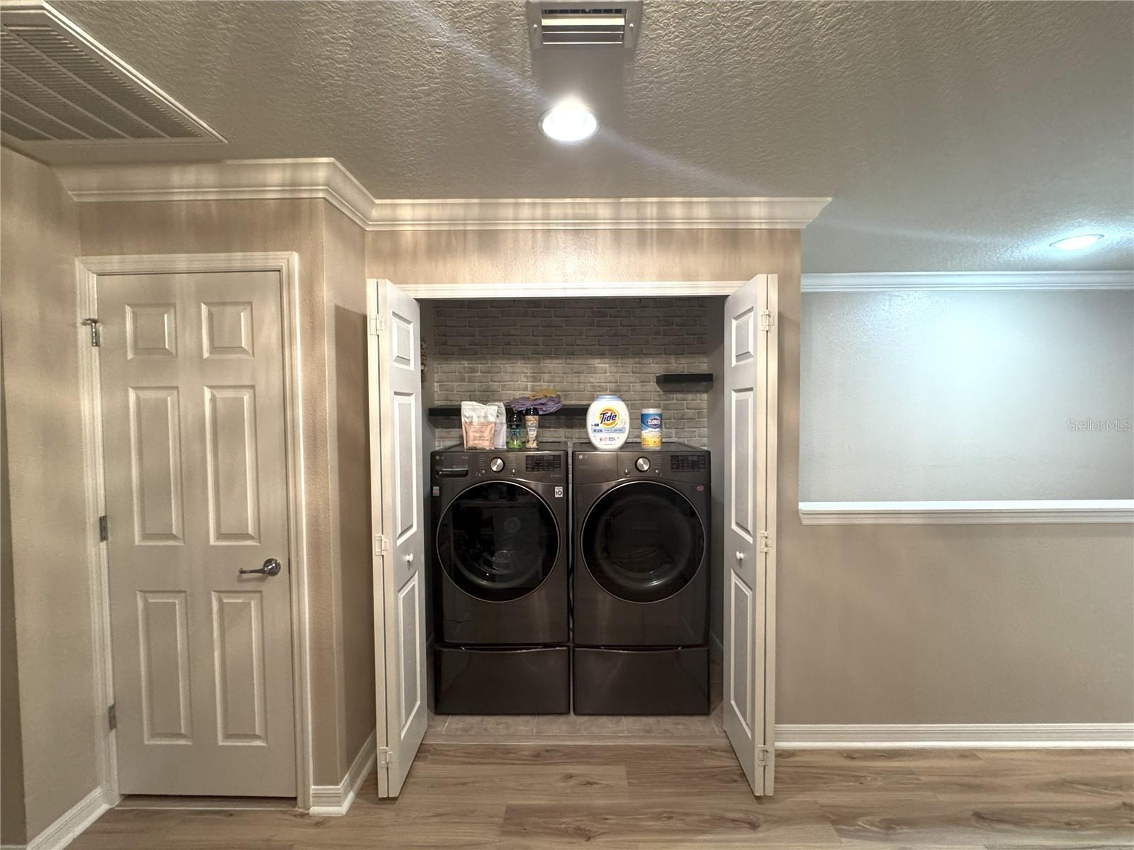 9245 HILLCROFT DR — photo 15