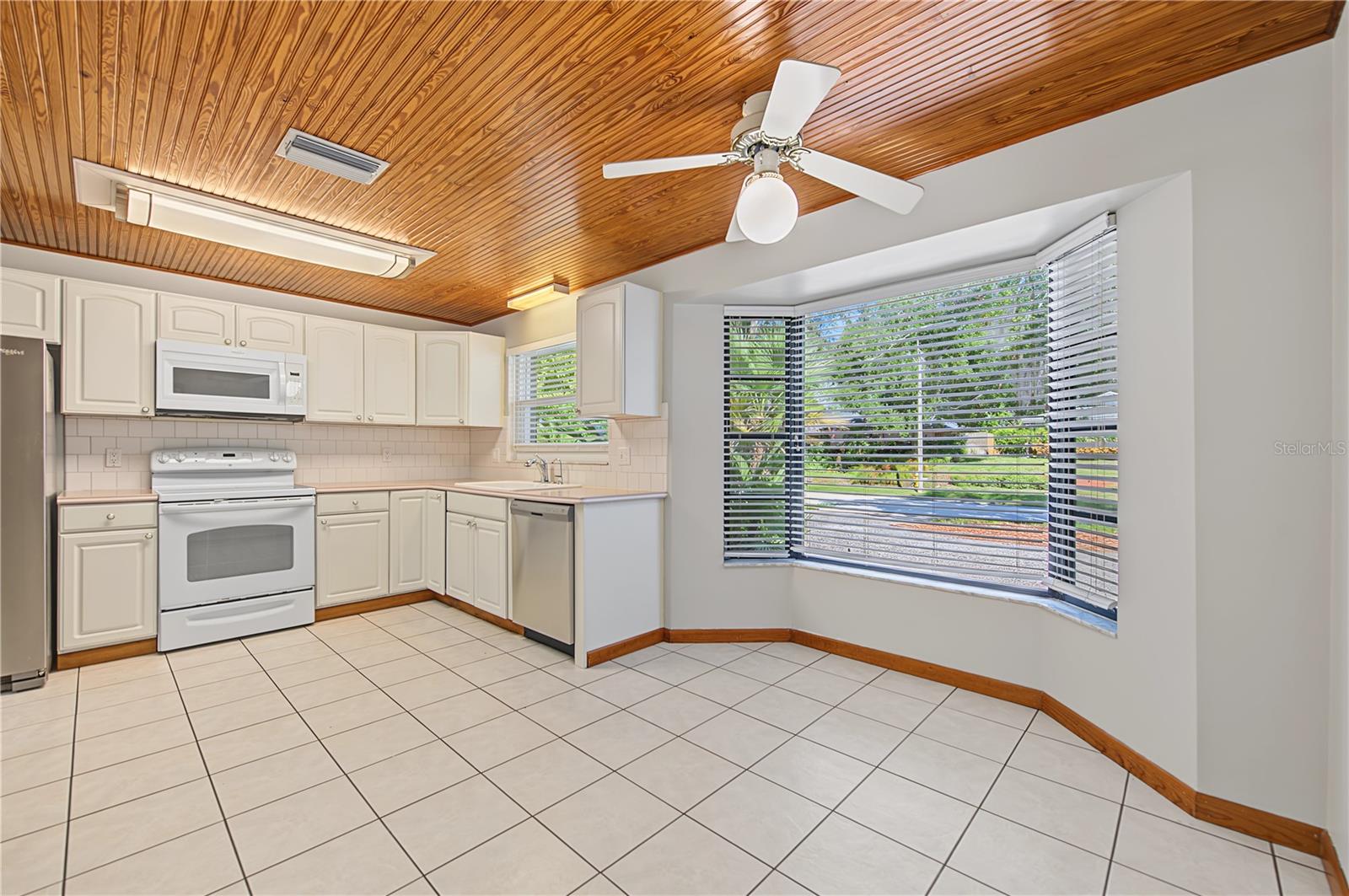 730 ROLLING HILLS DR — photo 11