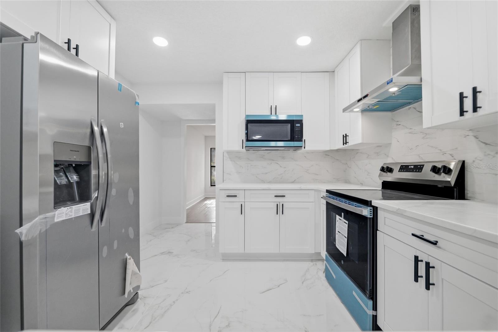 6201 GREENWICH DR — photo 12