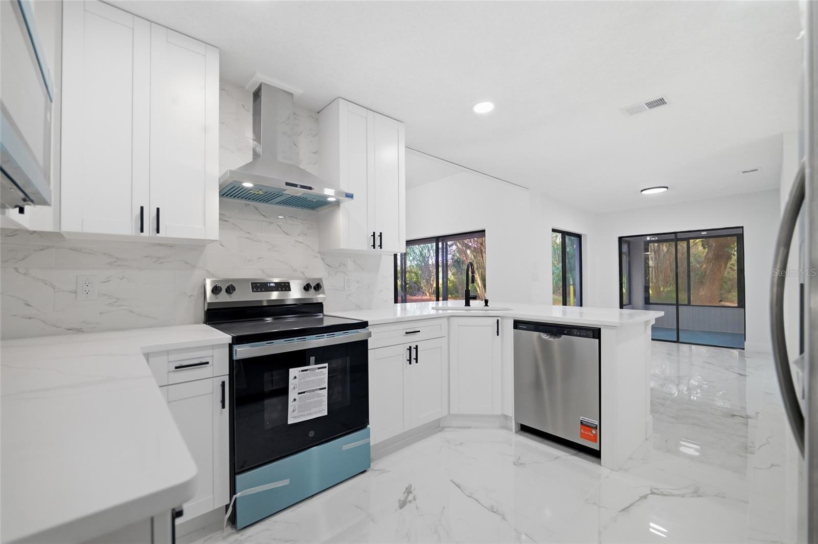6201 GREENWICH DR — photo 11