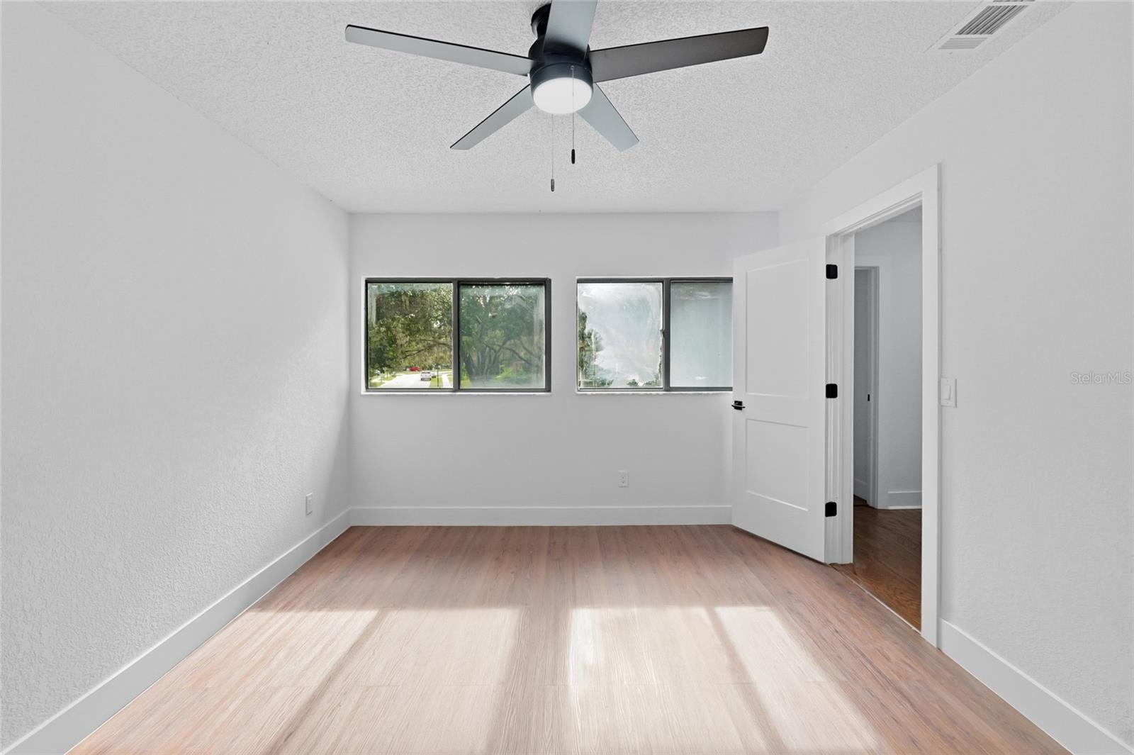 6201 GREENWICH DR — photo 33