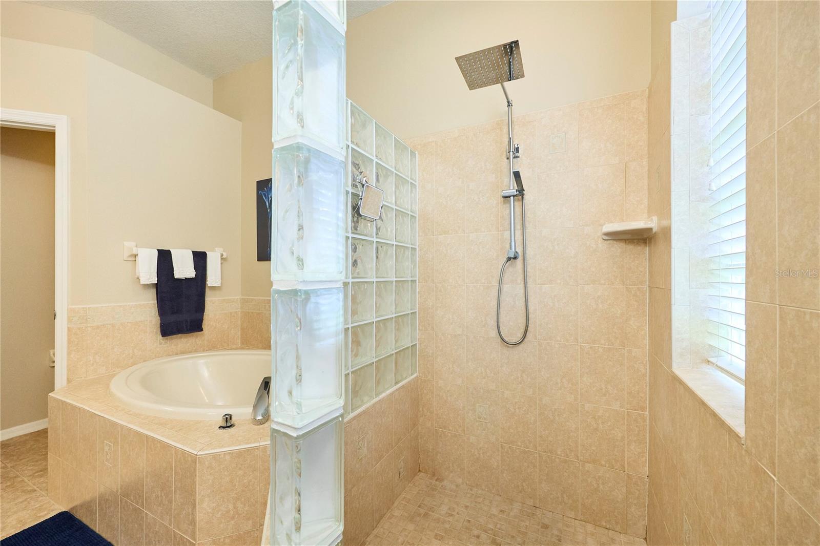 18016 ROYAL FOREST DR — photo 32