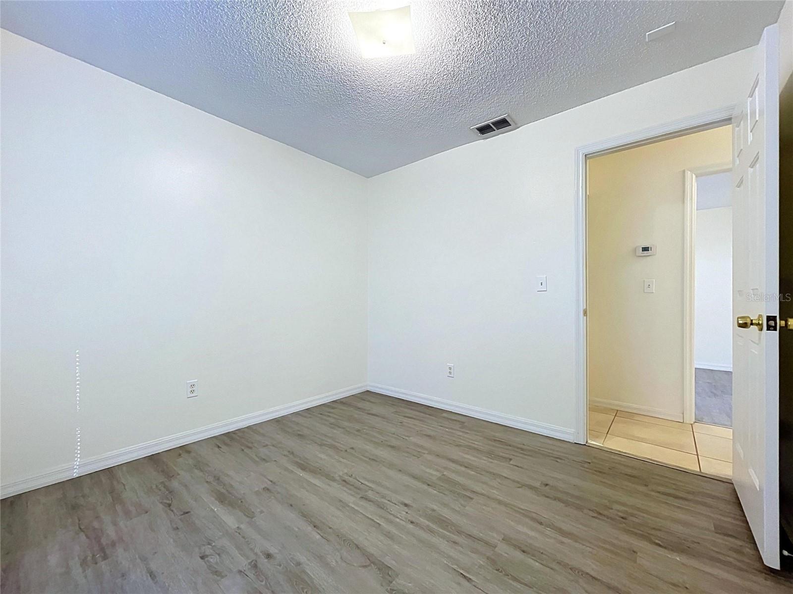 1417 E HANNA AVE — photo 23