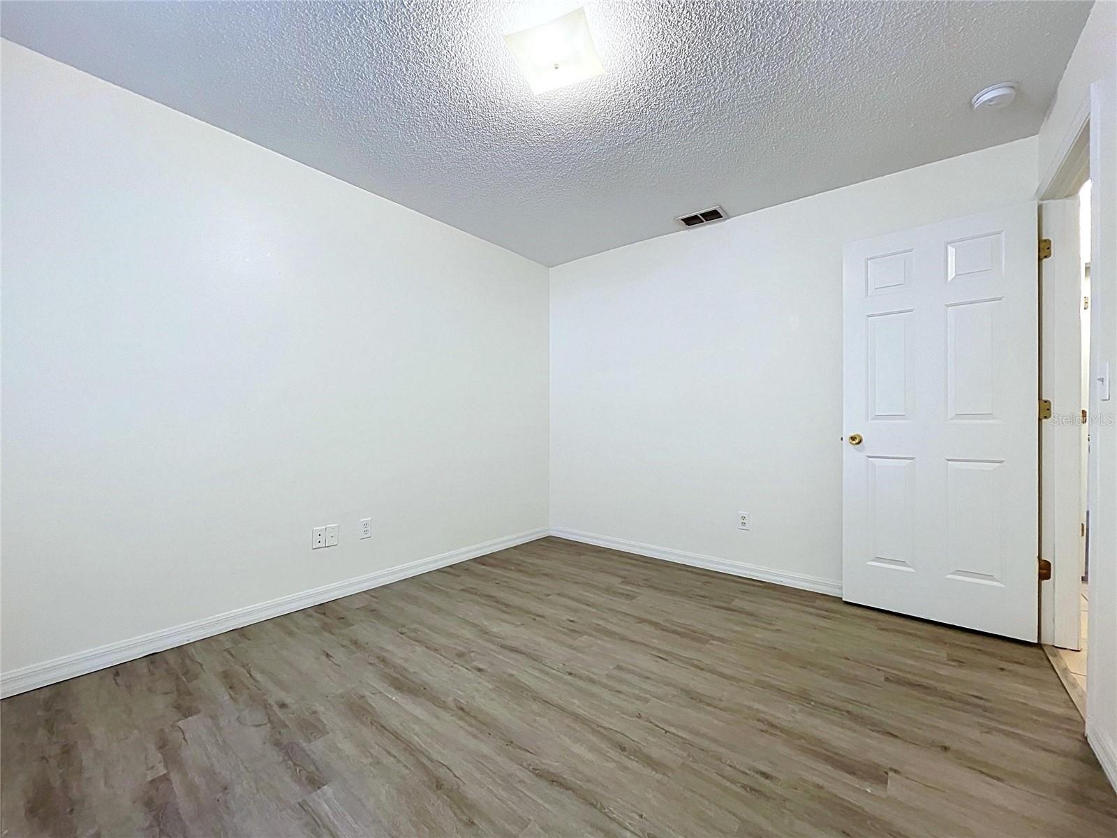 1417 E HANNA AVE — photo 28
