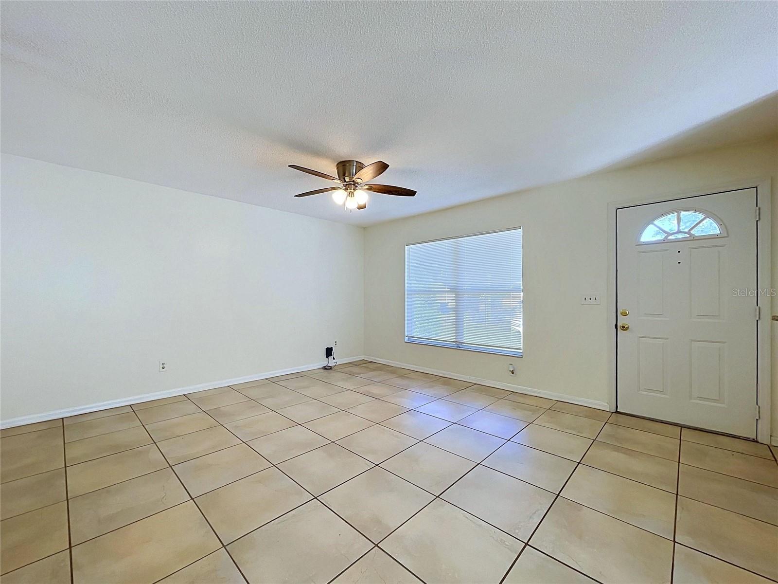 1417 E HANNA AVE — photo 2
