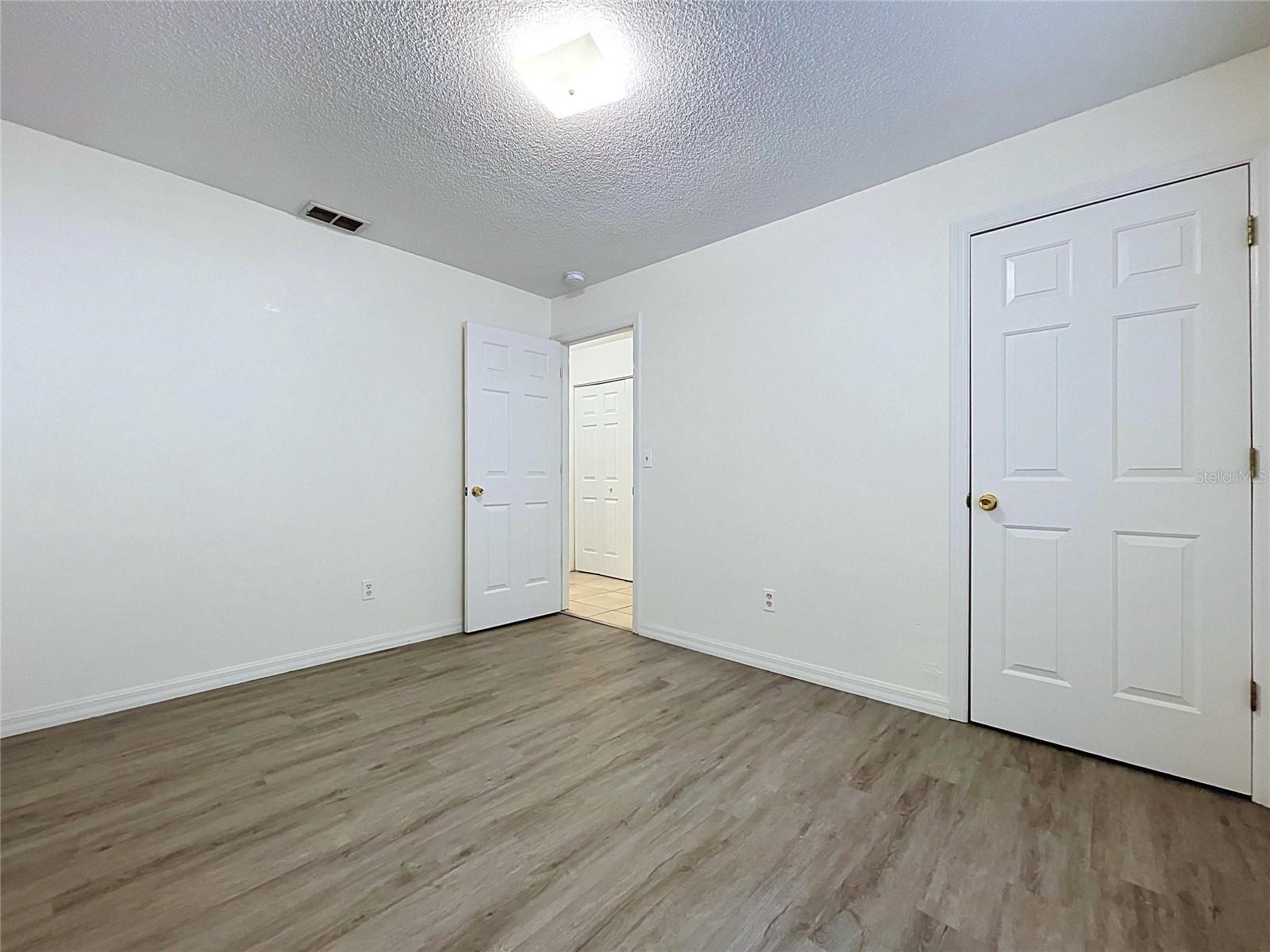 1417 E HANNA AVE — photo 26