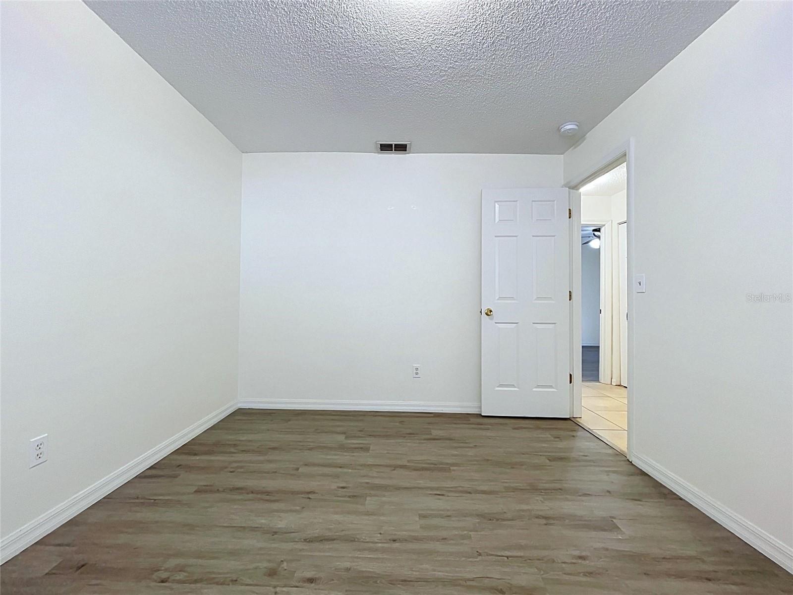 1417 E HANNA AVE — photo 27