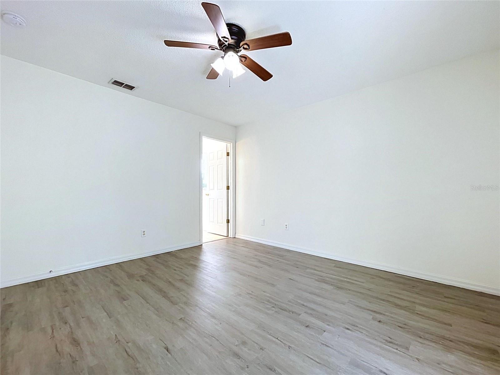 1417 E HANNA AVE — photo 37