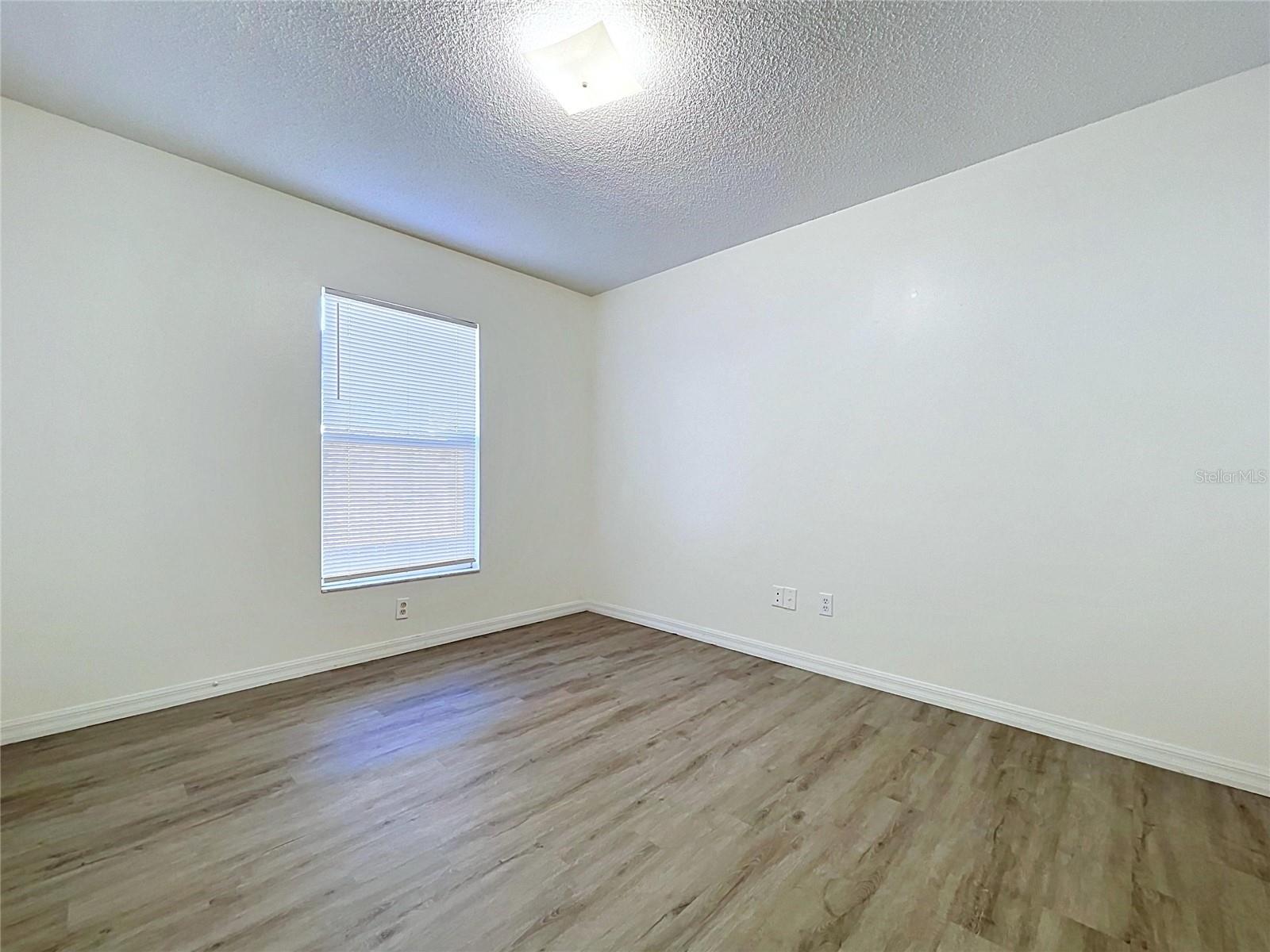 1417 E HANNA AVE — photo 24