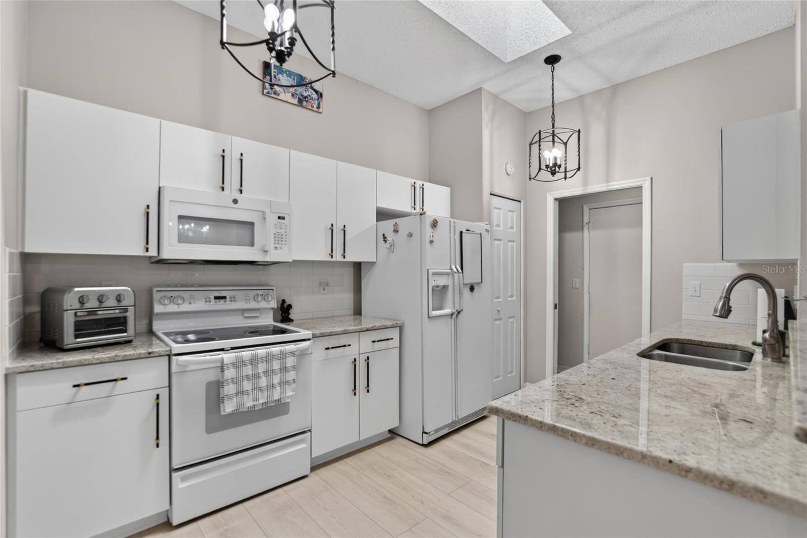 2433 NEW HAVEN CIR — photo 31