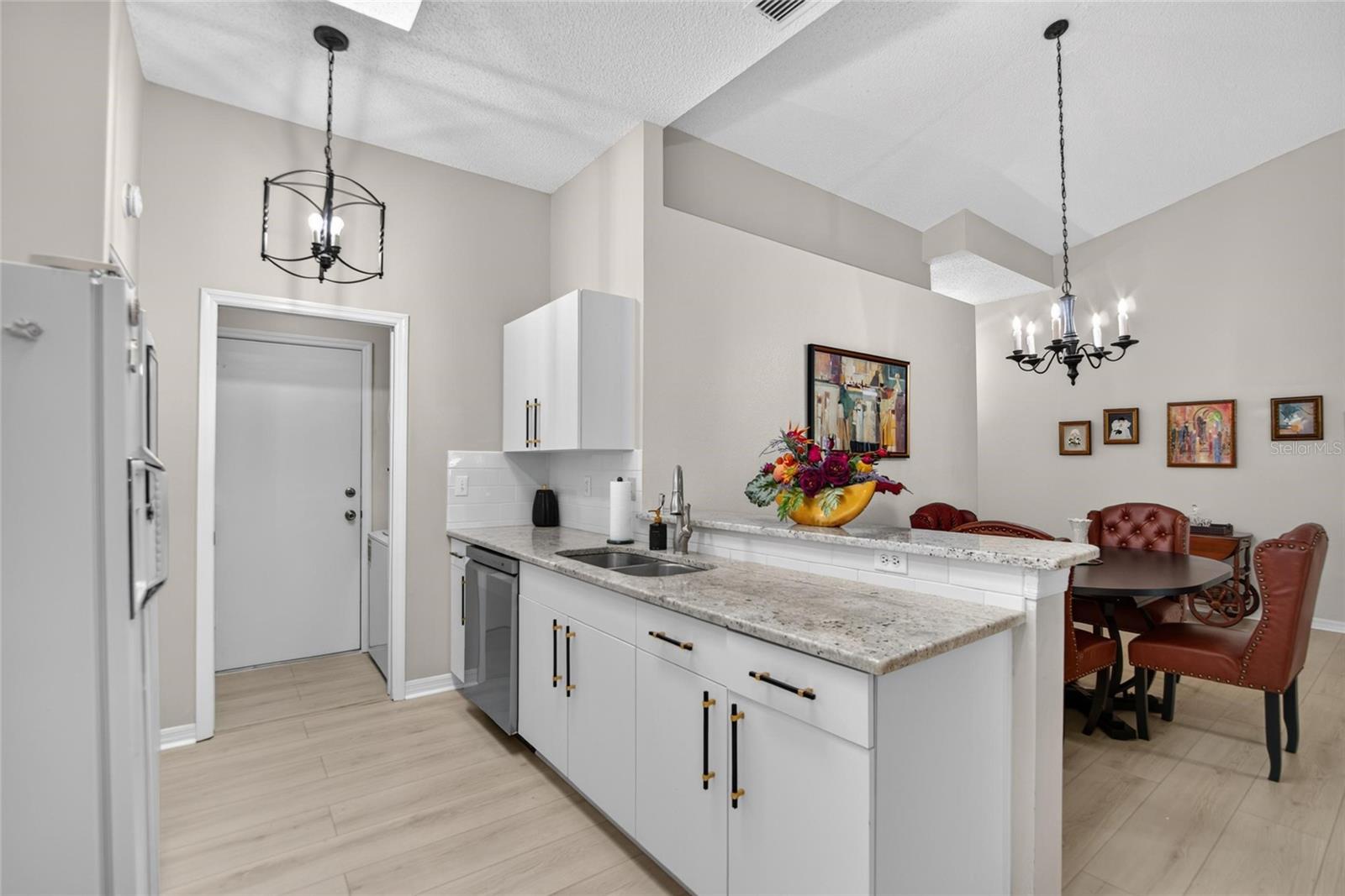 2433 NEW HAVEN CIR — photo 30