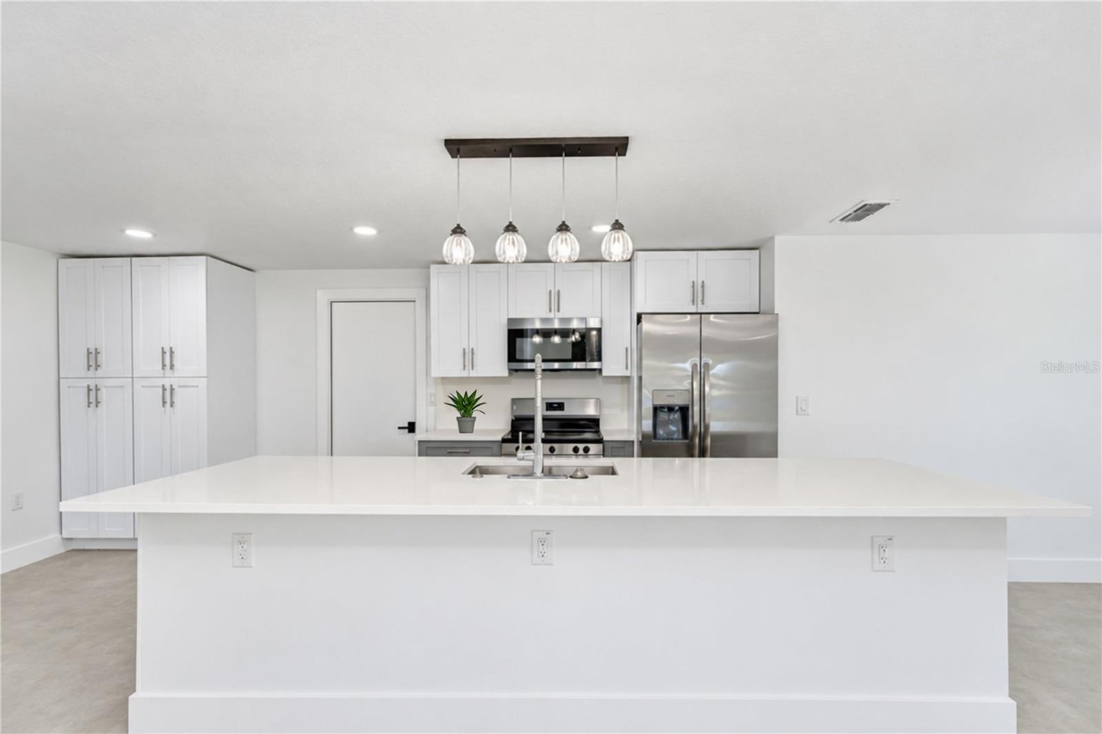 404 LAKEVIEW DR — photo 12
