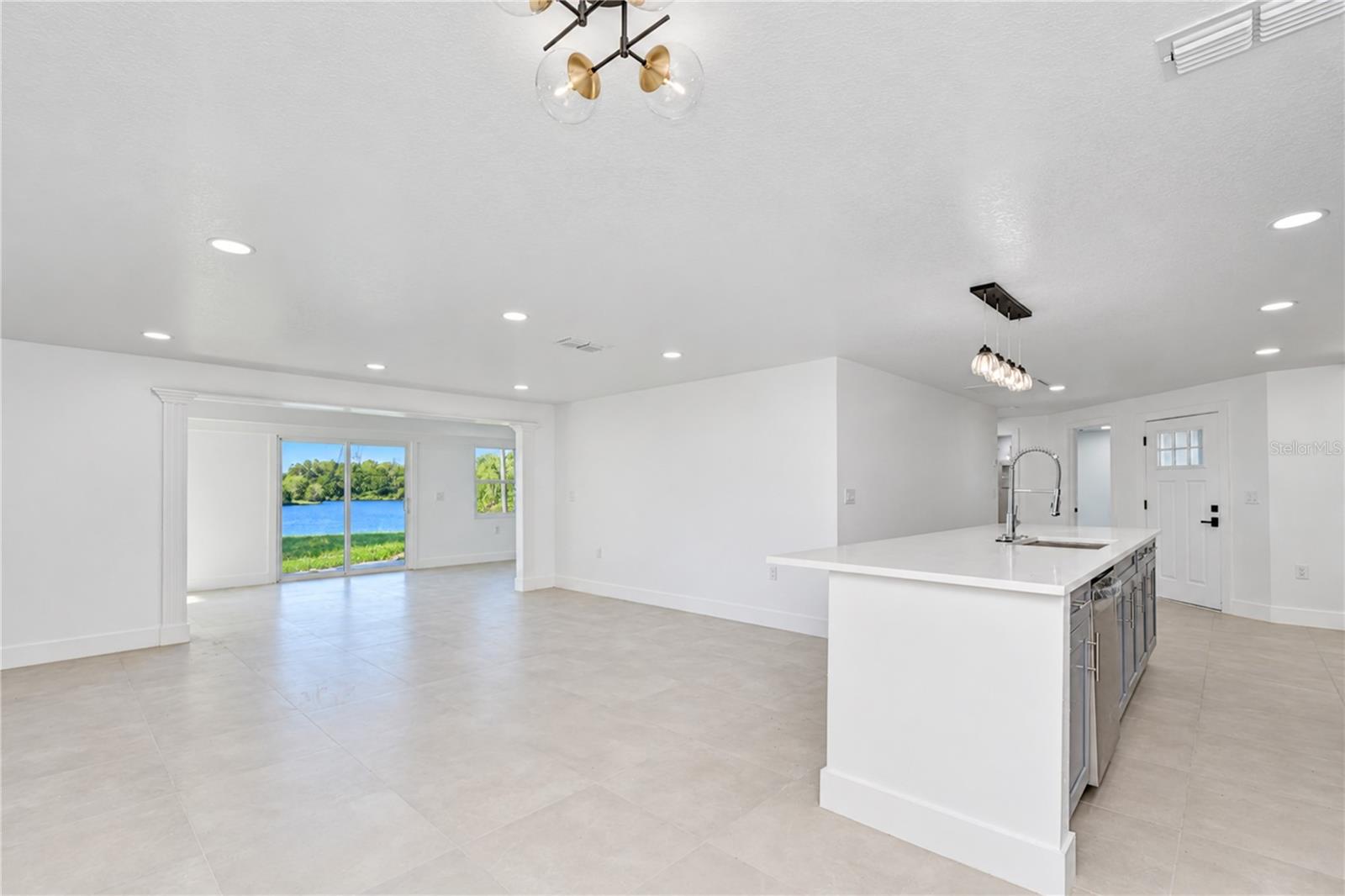 404 LAKEVIEW DR — photo 13
