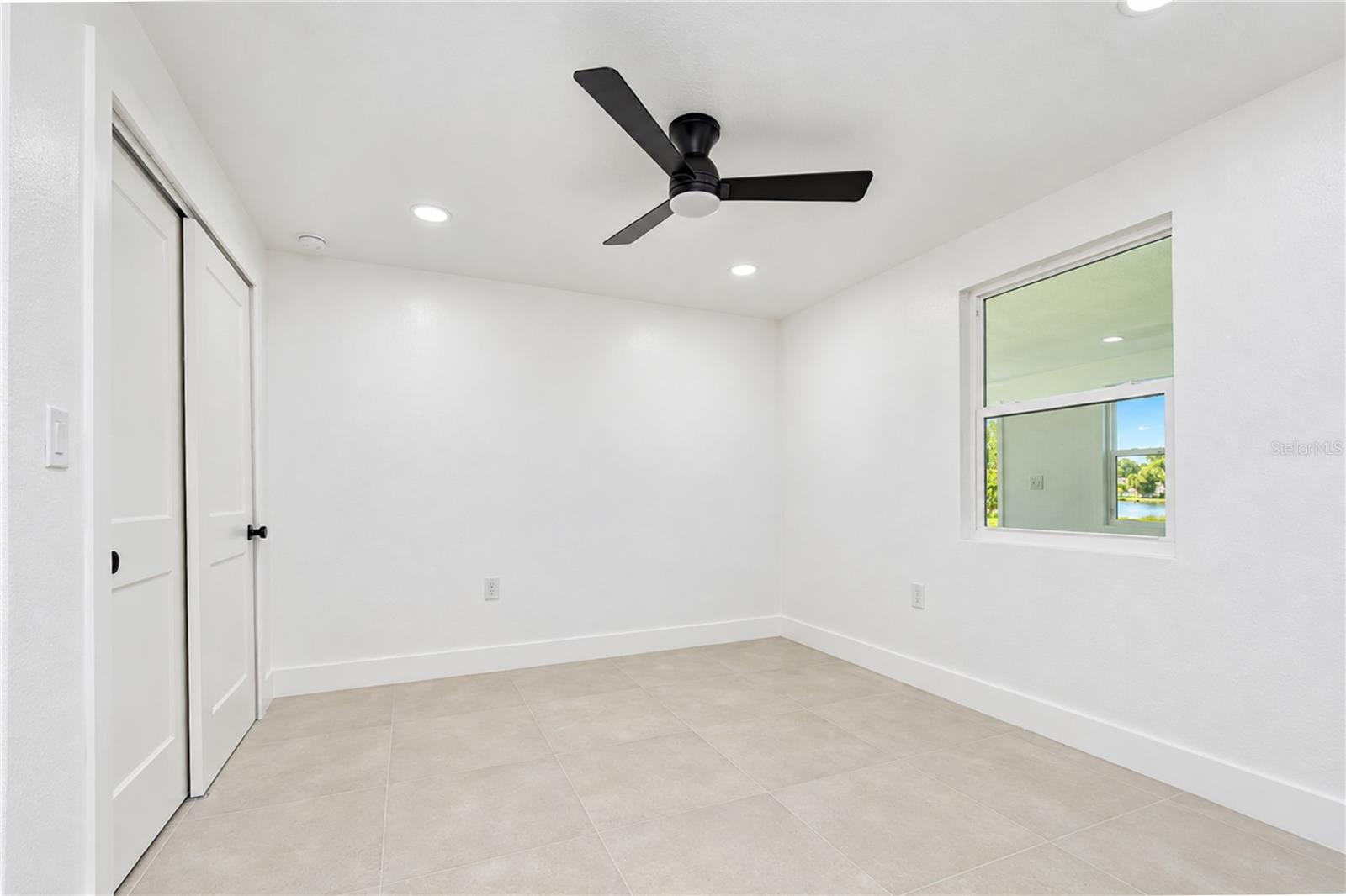 404 LAKEVIEW DR — photo 27