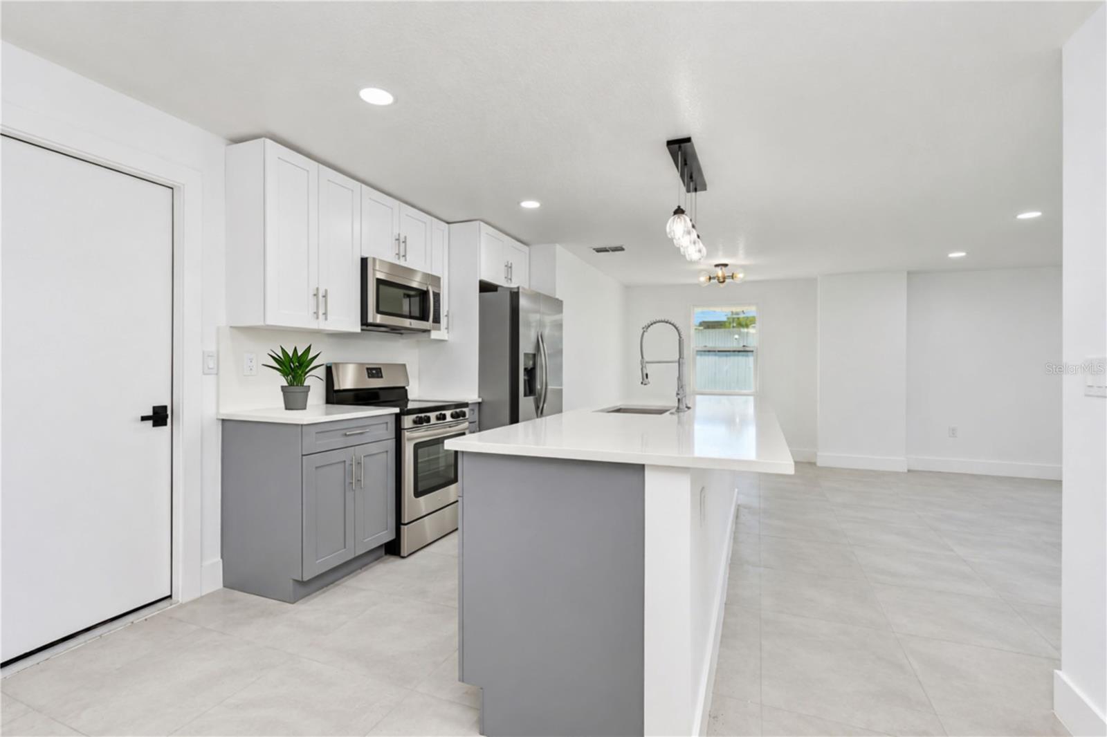 404 LAKEVIEW DR — photo 9