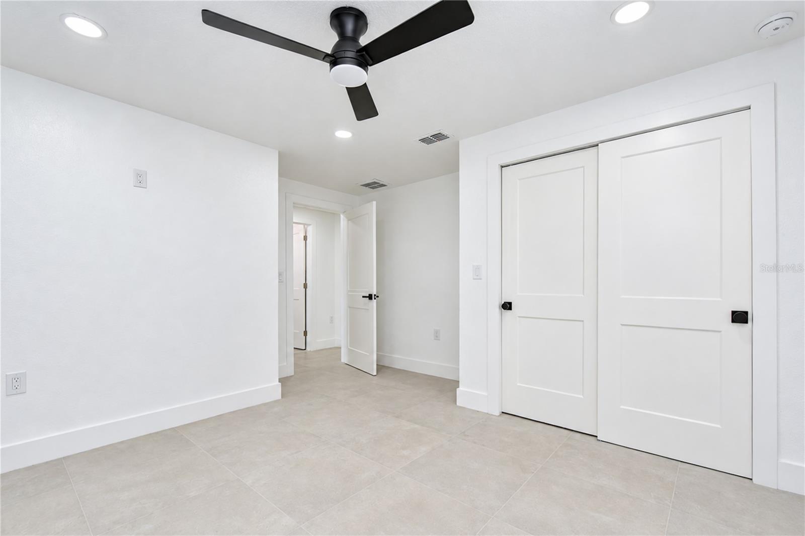 404 LAKEVIEW DR — photo 21