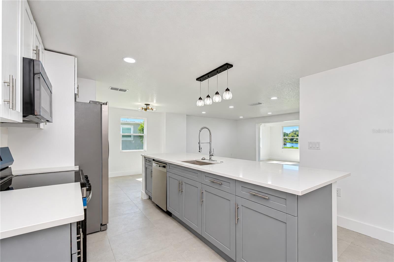 404 LAKEVIEW DR — photo 10