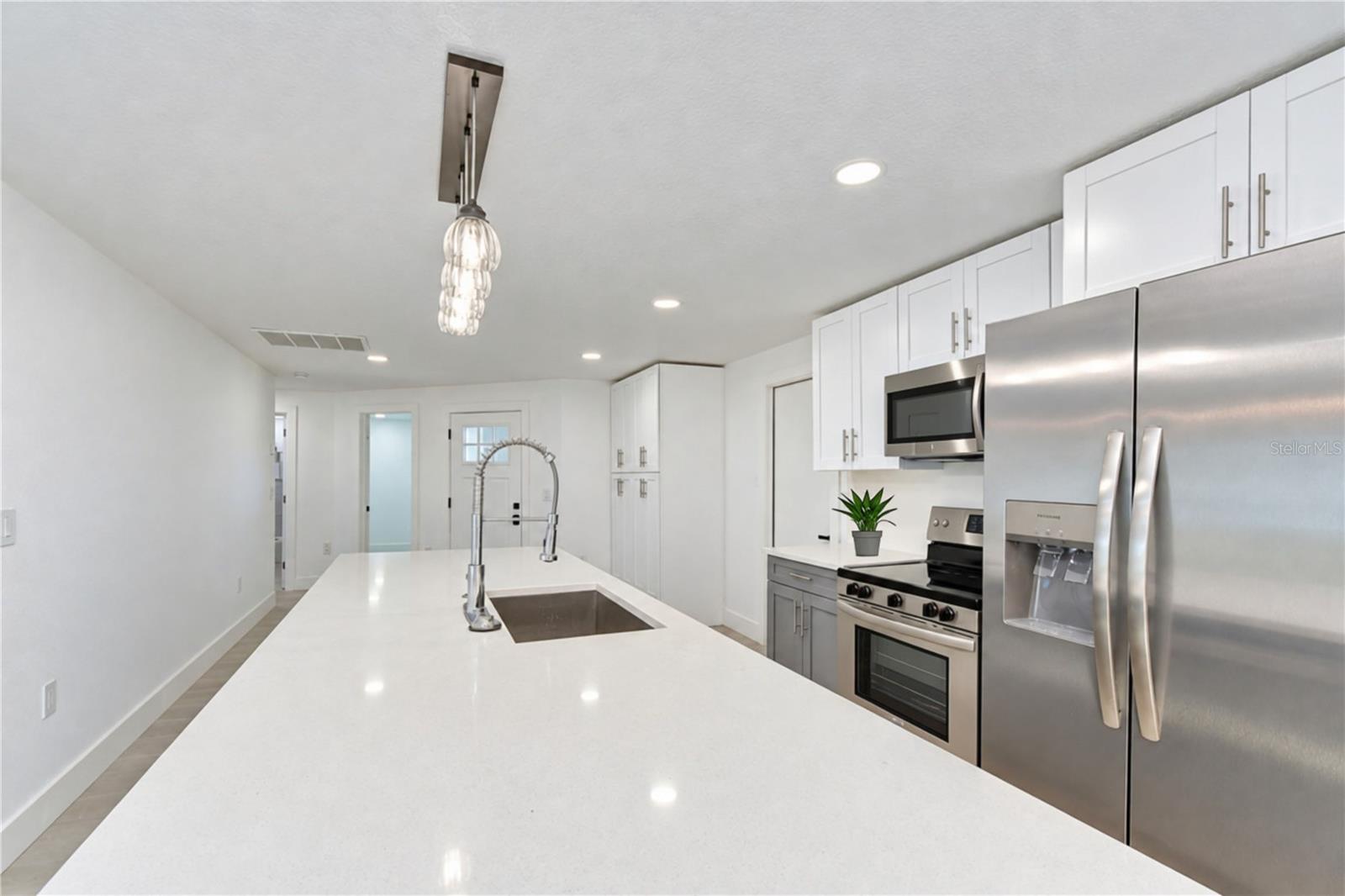 404 LAKEVIEW DR — photo 11