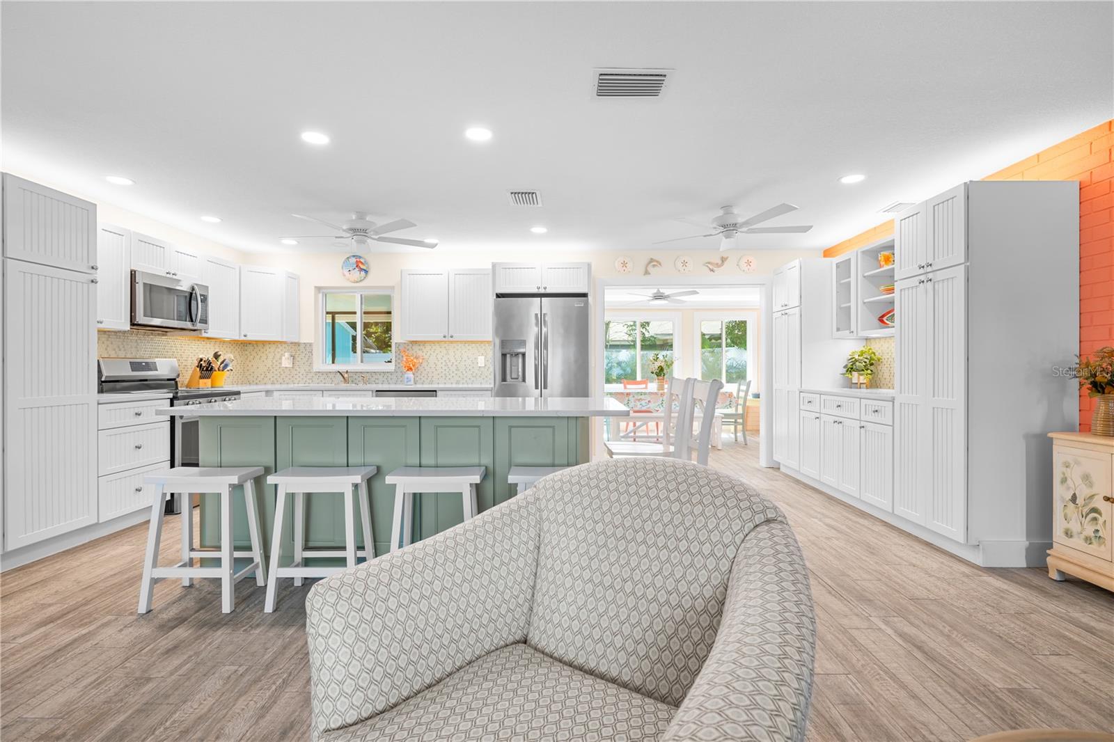 929 SANTA MONICA DR — photo 10