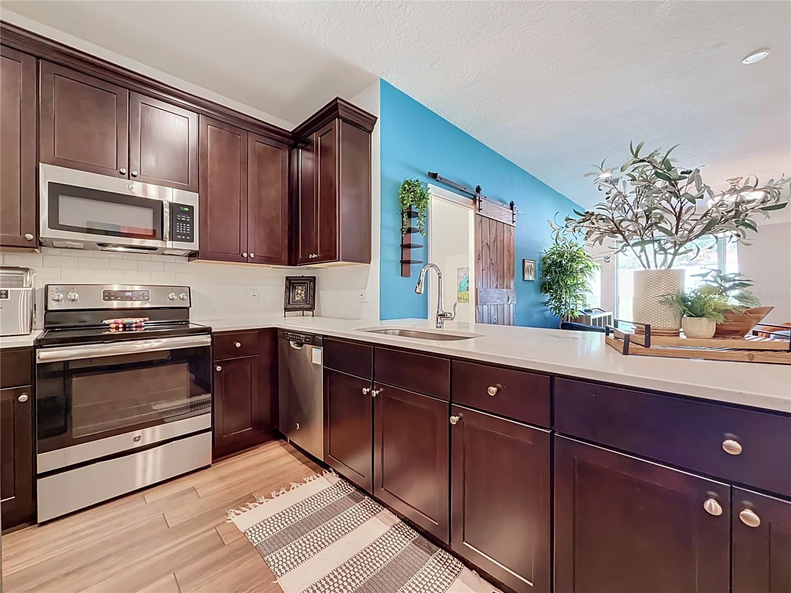 2270 MONTVIEW DR — photo 12