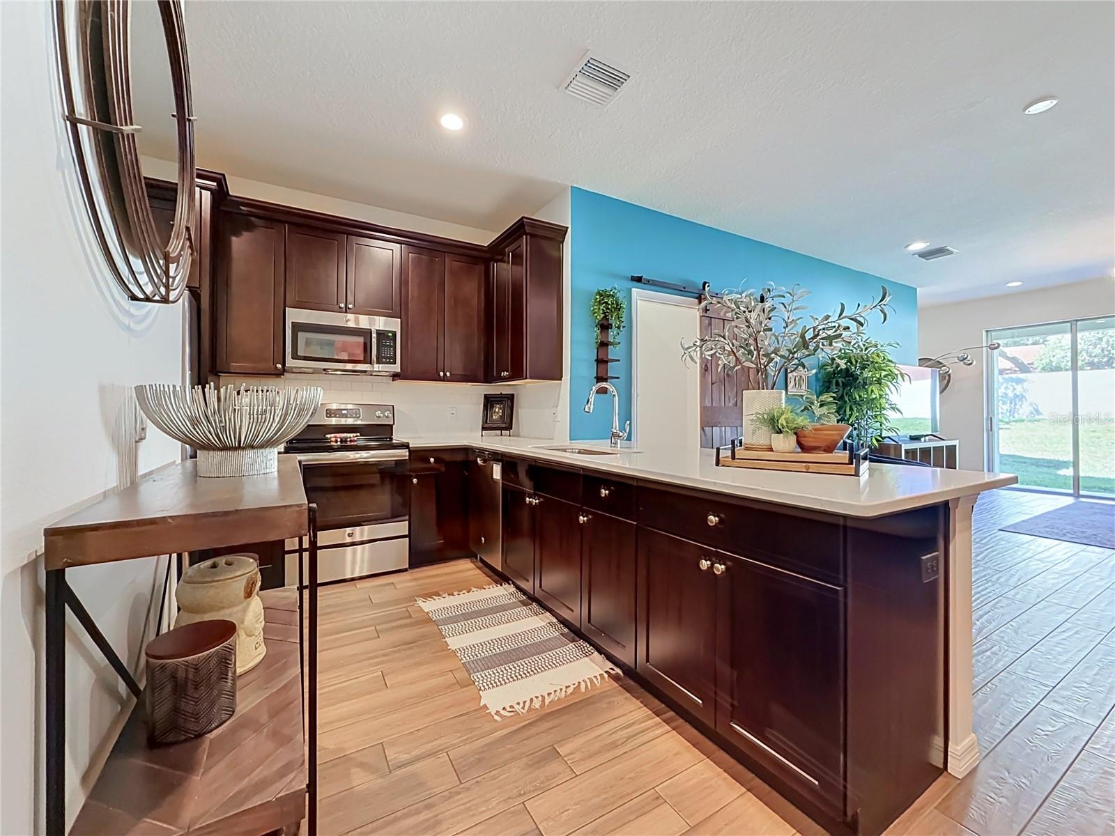 2270 MONTVIEW DR — photo 10